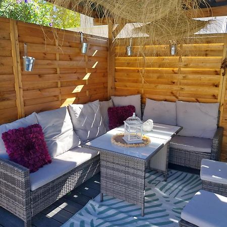 Superbe Grand Studio Tout Confort Avec Exterieur Poussan Luaran gambar